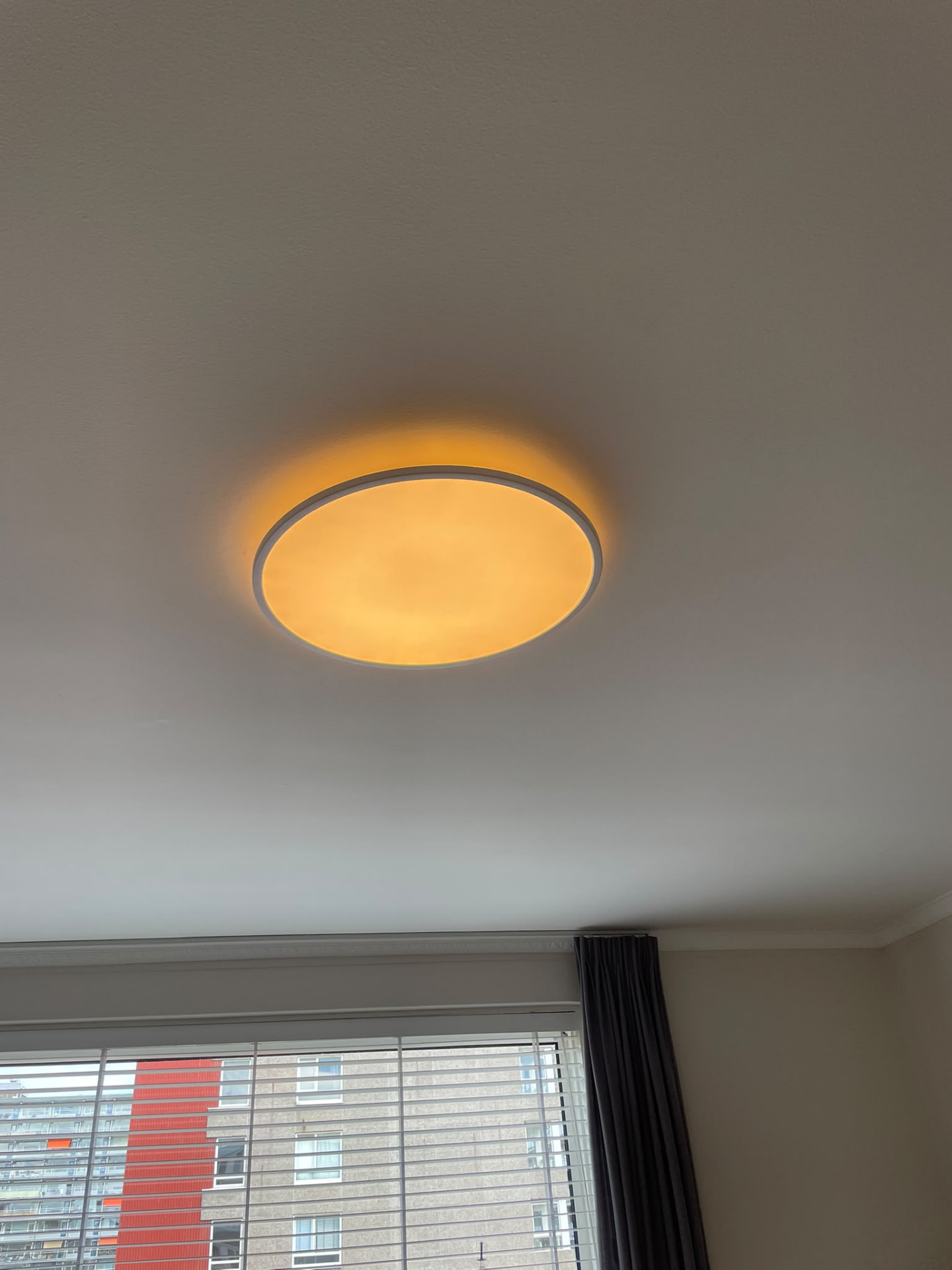 Nieuwe LED-plafondlamp opgehangen en aangesloten door MyHandyMan