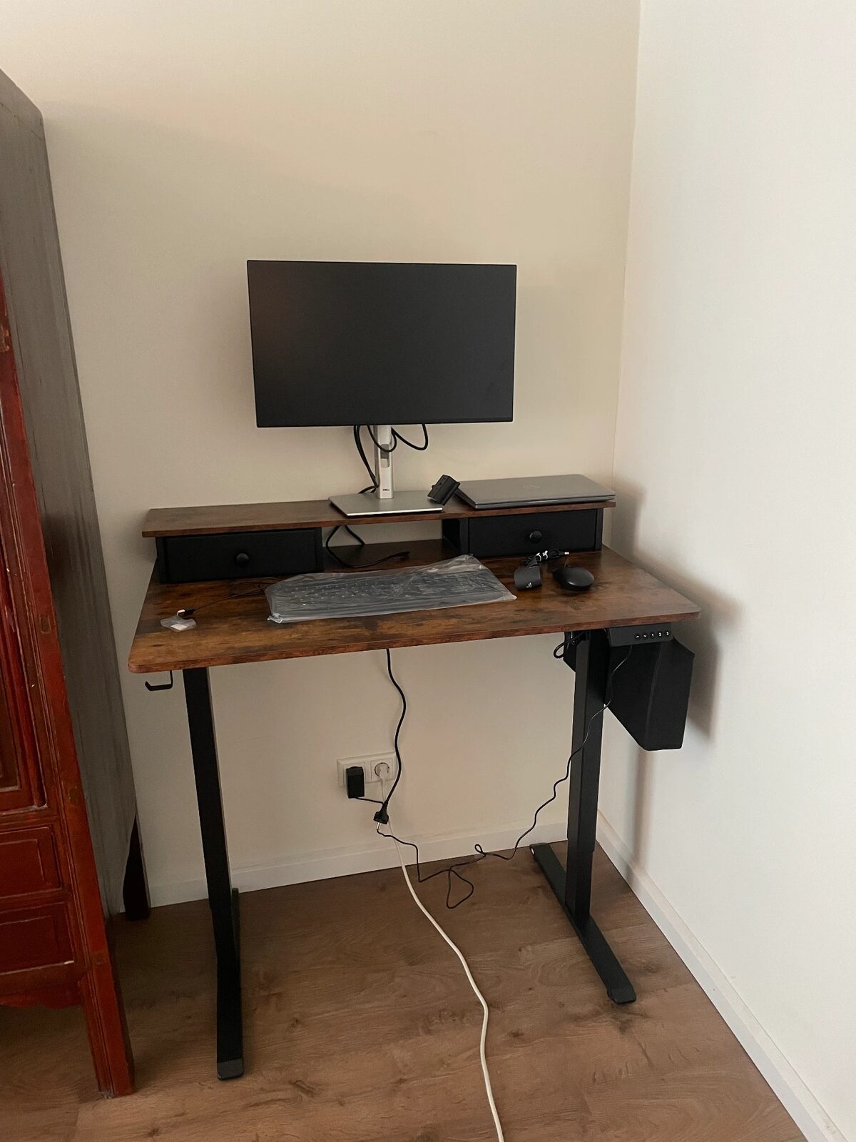 Elektrisch zit-sta bureau met opzetstuk, lades en monitor gemonteerd door MyHandyMan
