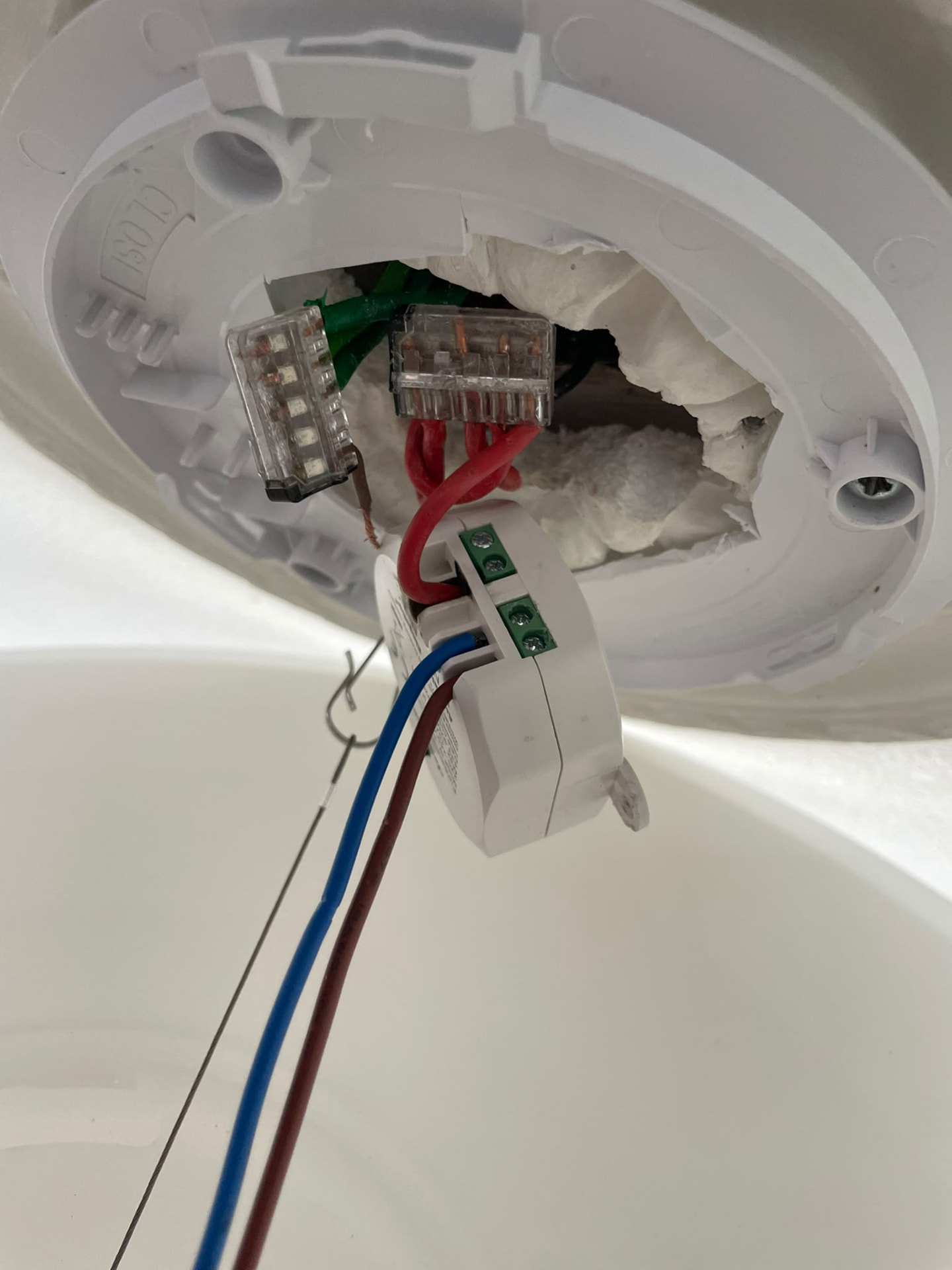 Draden in het plafond verlengd met lasklemmen om de plafondlamp aan te sluiten
