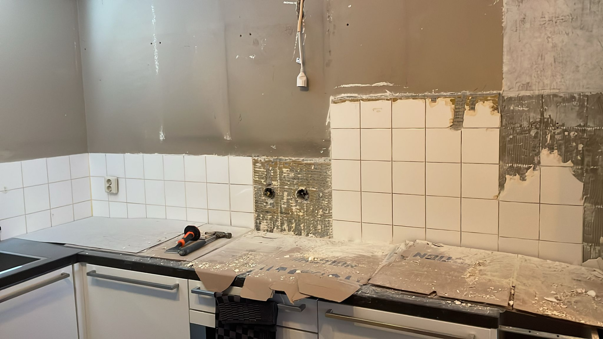 Keukentegels stevig met cement bevestigd voor verwijderen