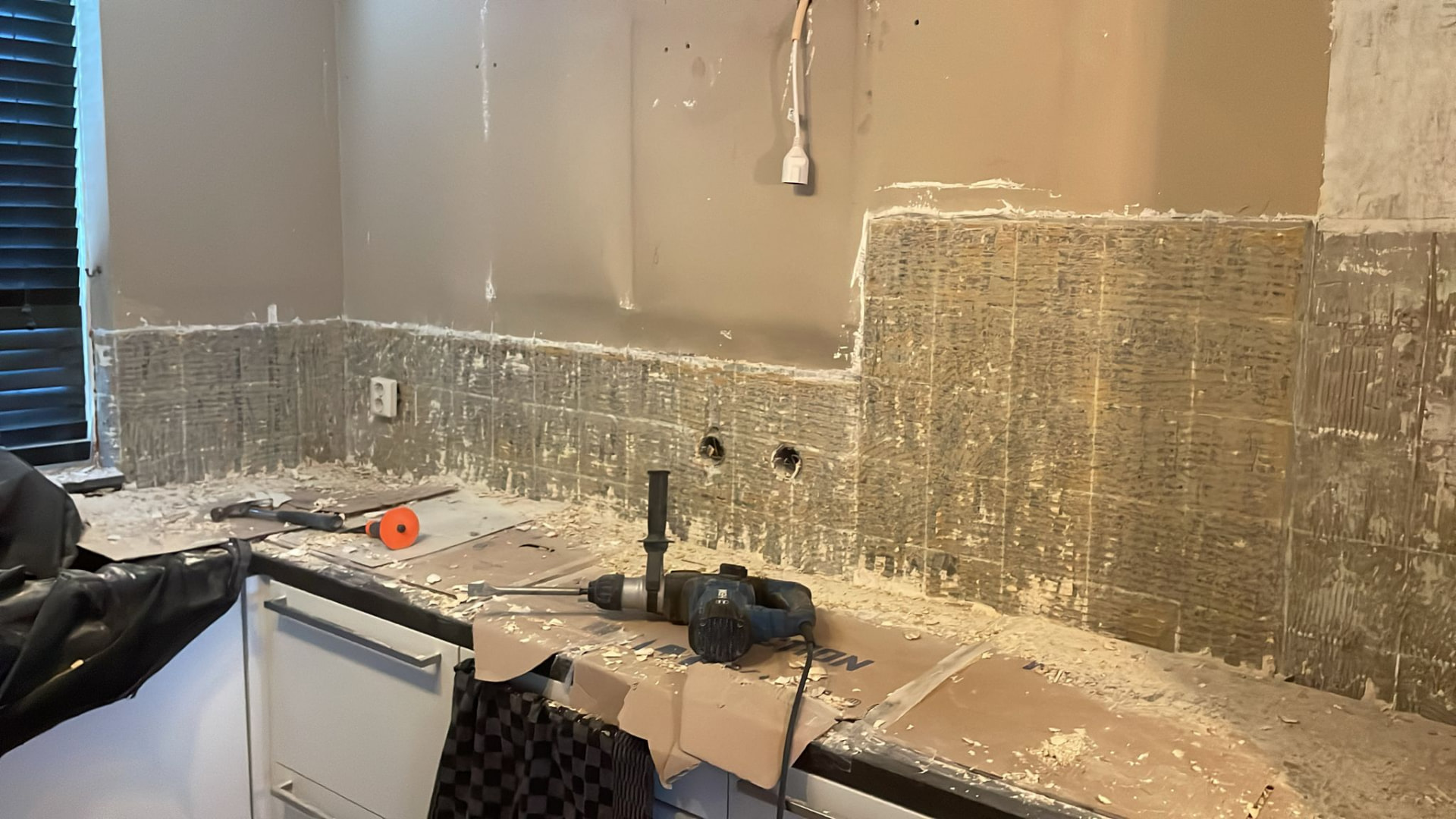 Keukenwand na verwijderen van tegels en cement door MyHandyMan