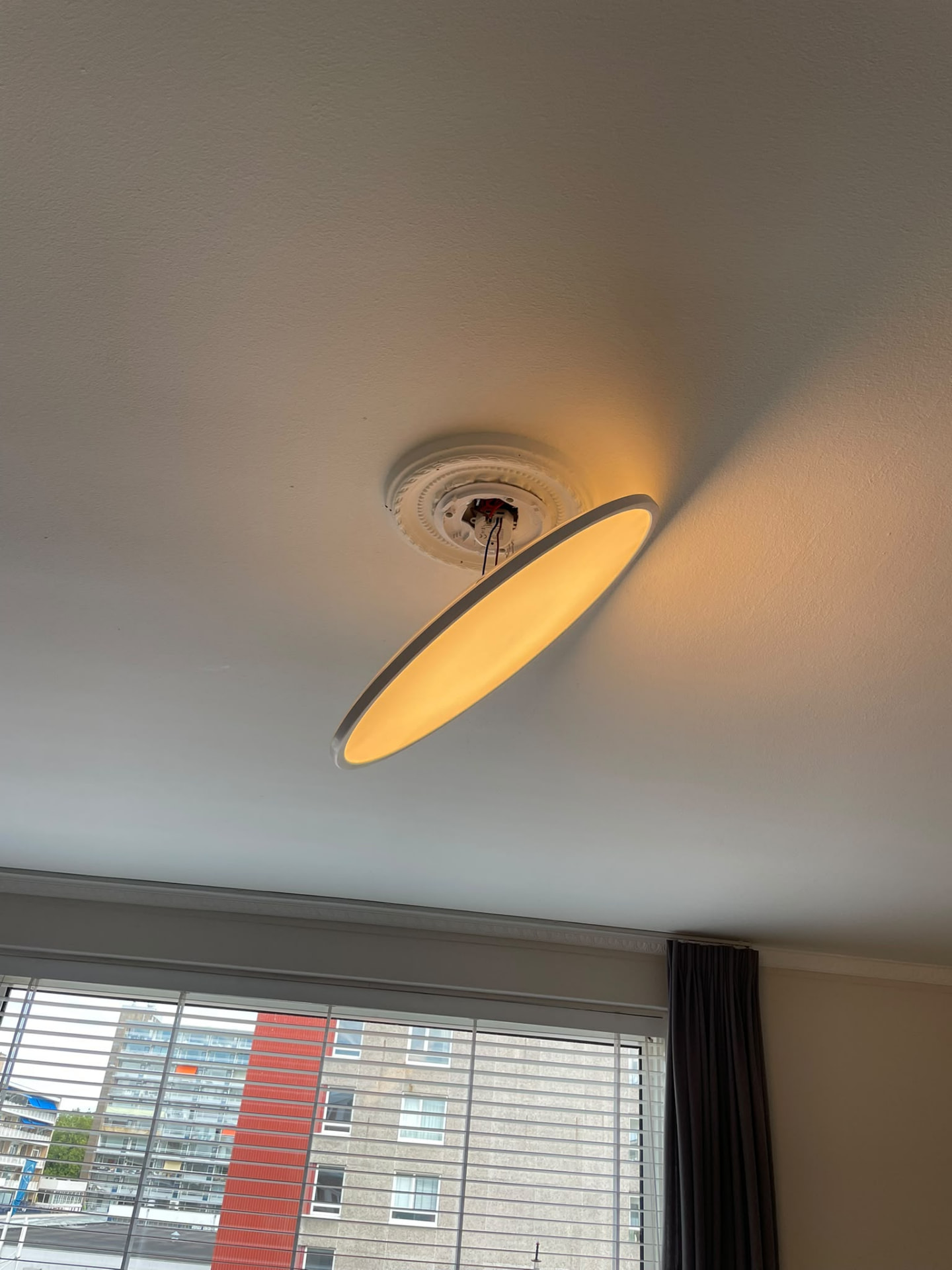 Oud stucrozet en losse plafondlamp voor het ophangen