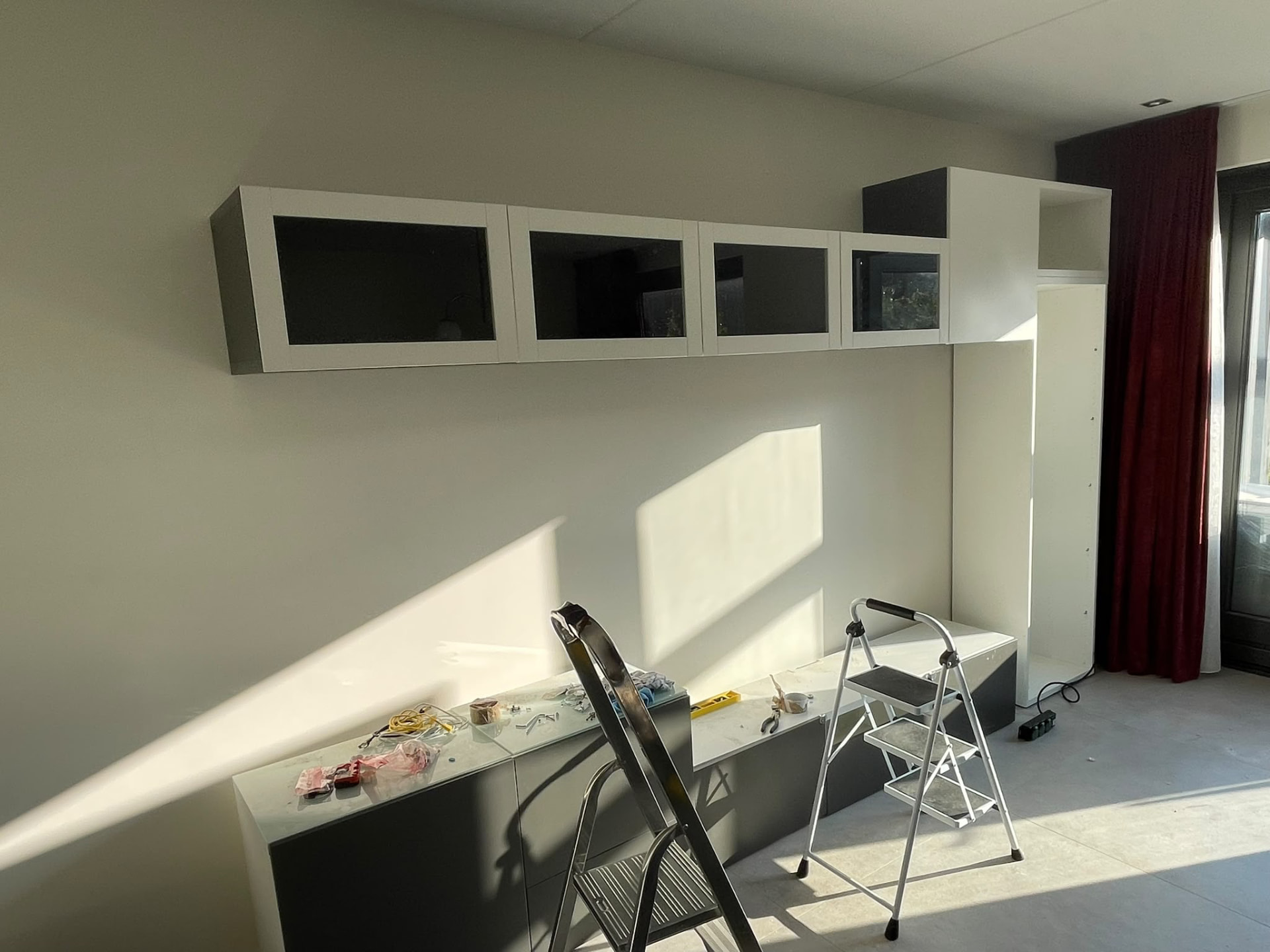 IKEA BESTÅ bovenkasten waterpas aan de muur gemonteerd in de nieuwe woning door MyHandyMan