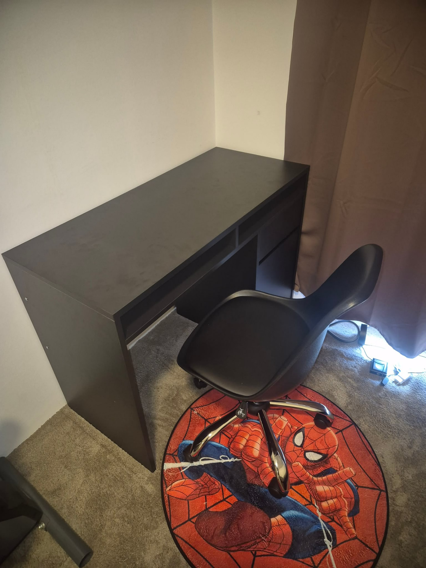 Zwart bureau met lade gemonteerd in kinderkamer door MyHandyMan